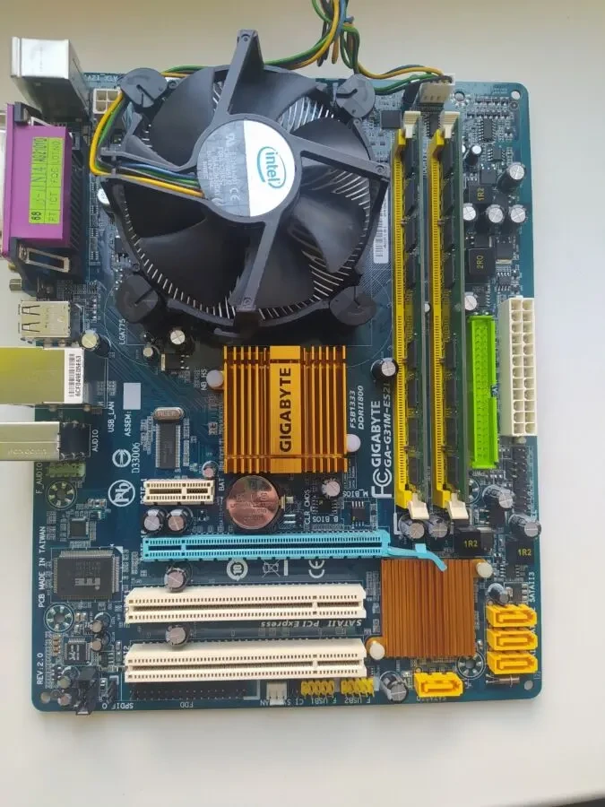 Материнська плата Gigabyte