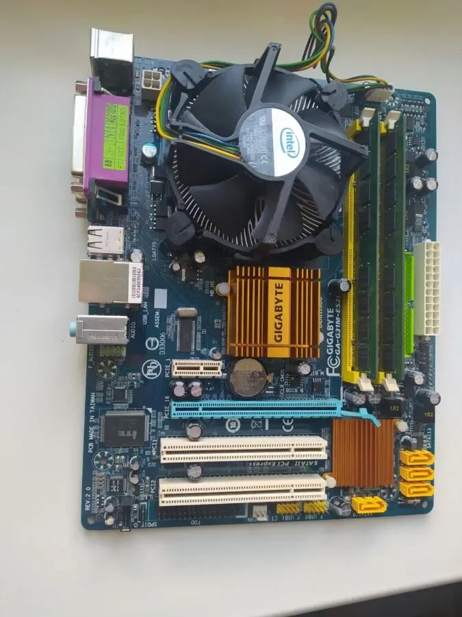 Материнська плата Gigabyte 3