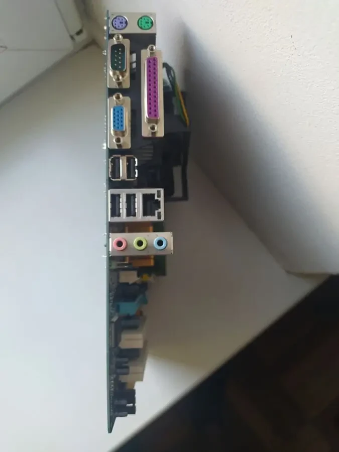 Материнська плата Gigabyte 8