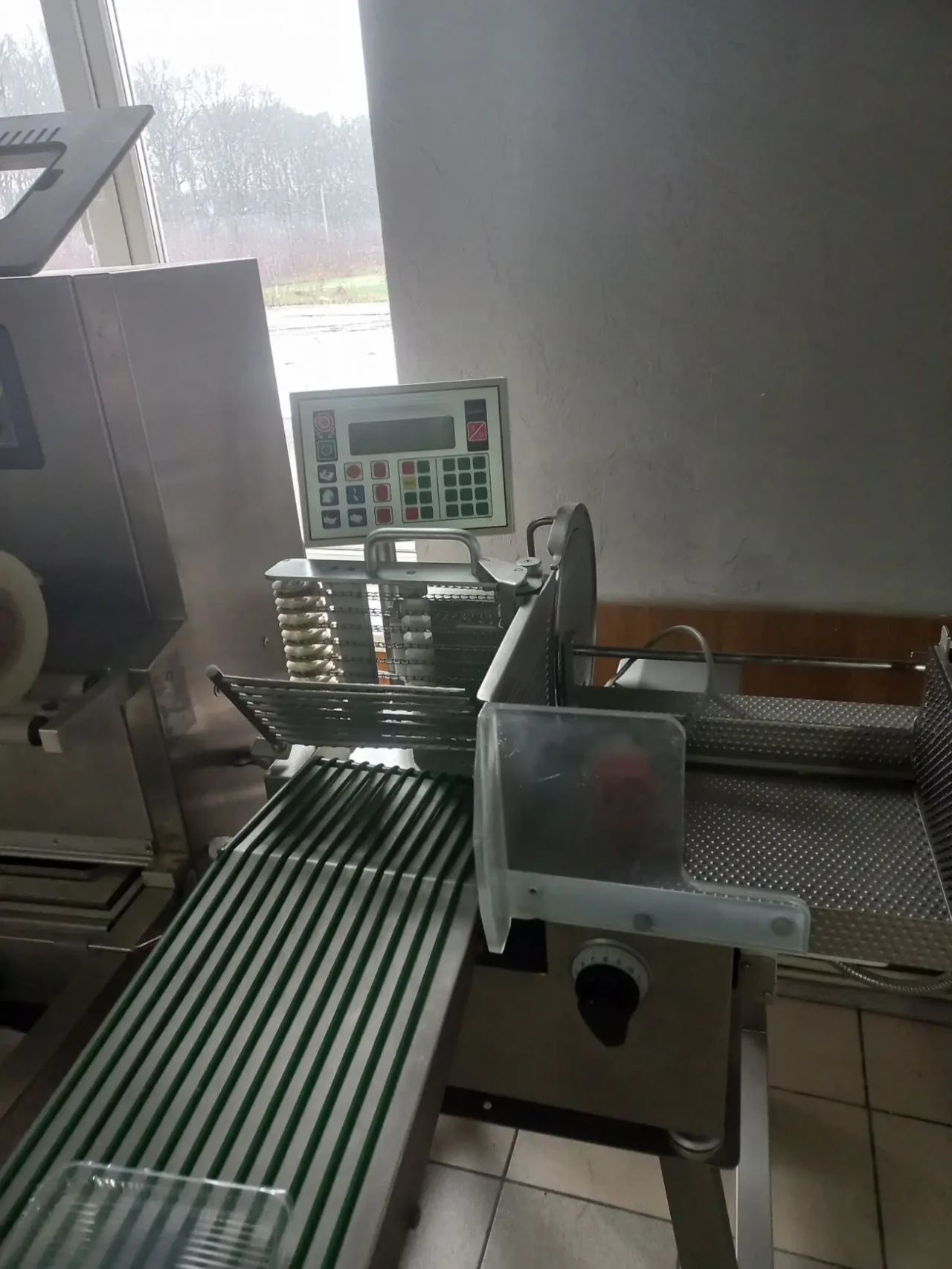 Автоматичний конвеєрний слайсер Scharfen 3