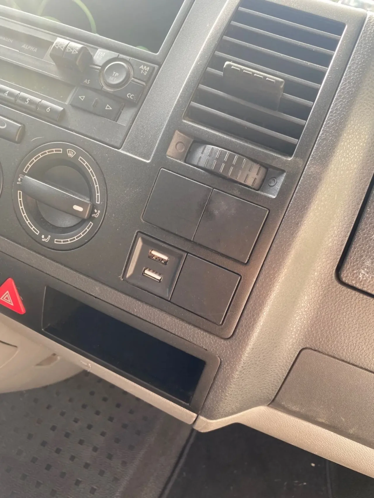 Двойное зарядное устройство USB для VW T5 Transporter 2003-2009 2.1A 3