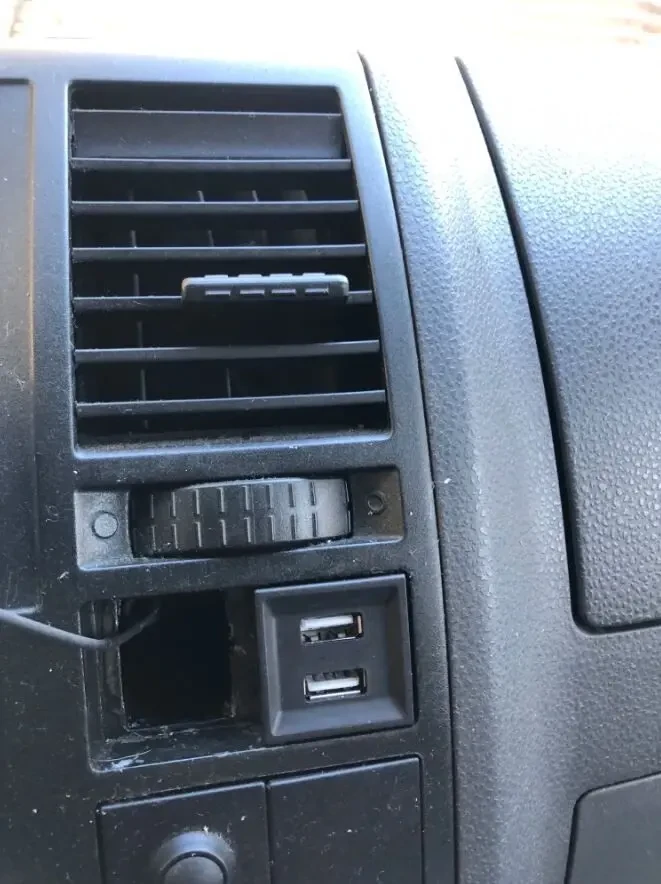 Двойное зарядное устройство USB для VW T5 Transporter 2003-2009 2.1A