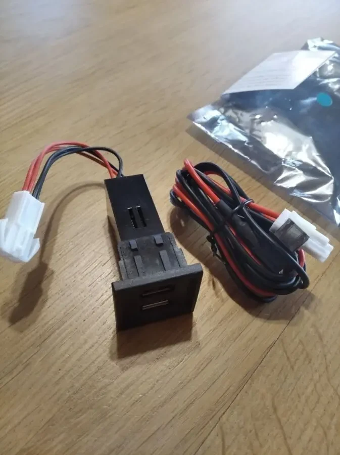 Двойное зарядное устройство USB для VW T5 Transporter 2003-2009 2.1A 9