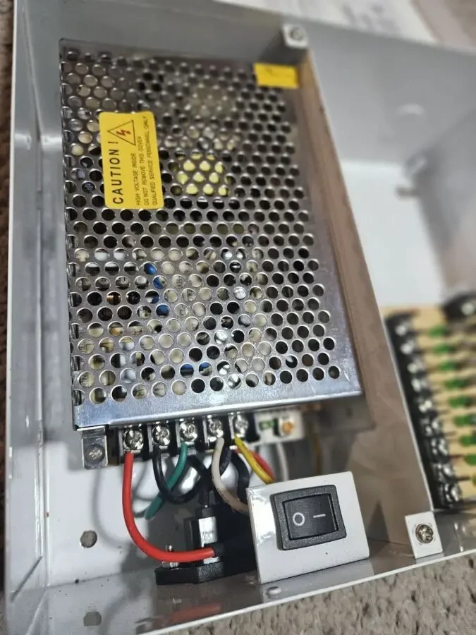 Блок питания в металлическом ящике для камер CCTV, 9-кан 12В 10А 120Вт 3