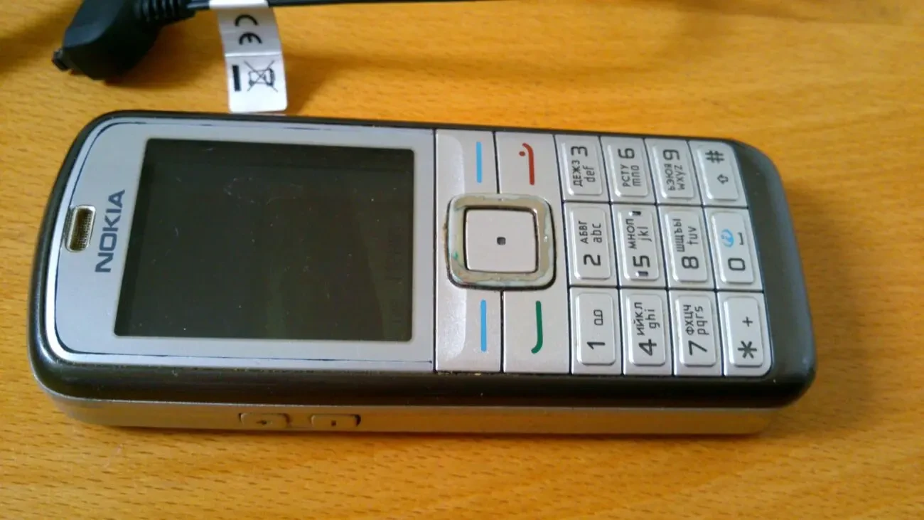 Телефон nokia 6070 с наушником 2