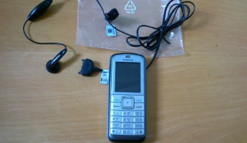 Телефон nokia 6070 с наушником