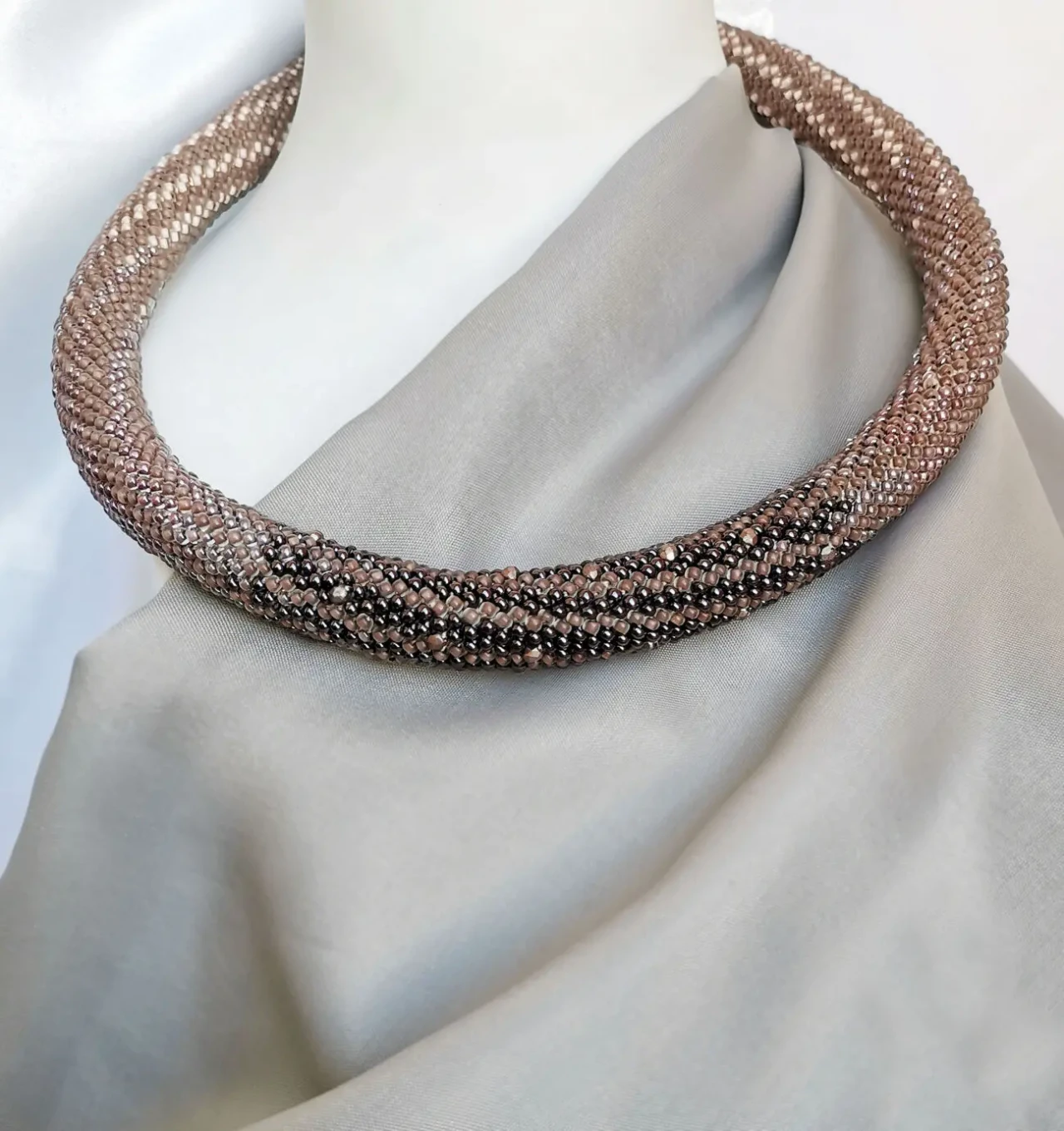 Прикраса із бісеру кольє-джгут Ніжність 2