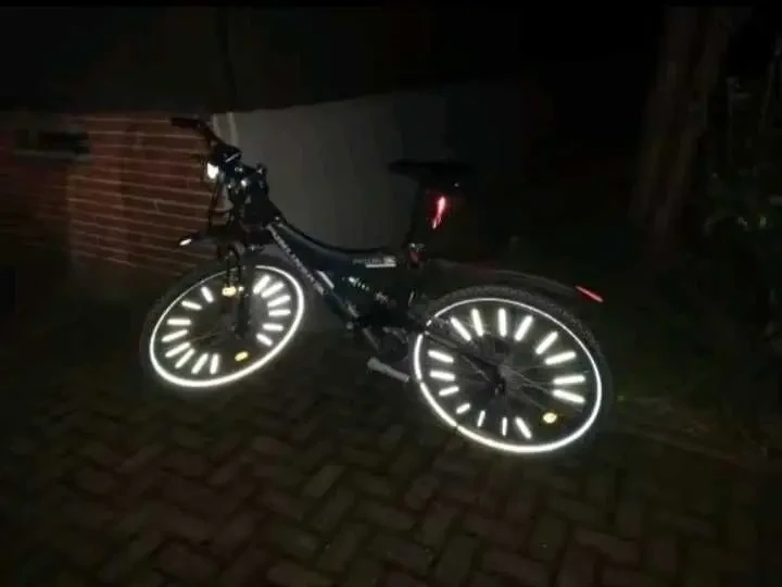 Катафоти (світловідбиваючі) накладки на шприхи велосипеда. Колір БІЛИЙ 9