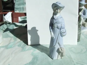 Фарфор дівчина з собакою роз. 18 х 6 см. 1990 роки. ручний розпис.