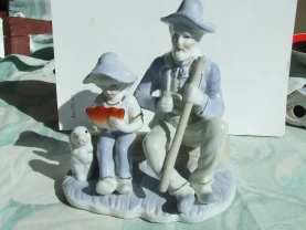 Фарфор дід з внуком роз. 18 х 18х 10 см. 1990 роки. ручний розпис.