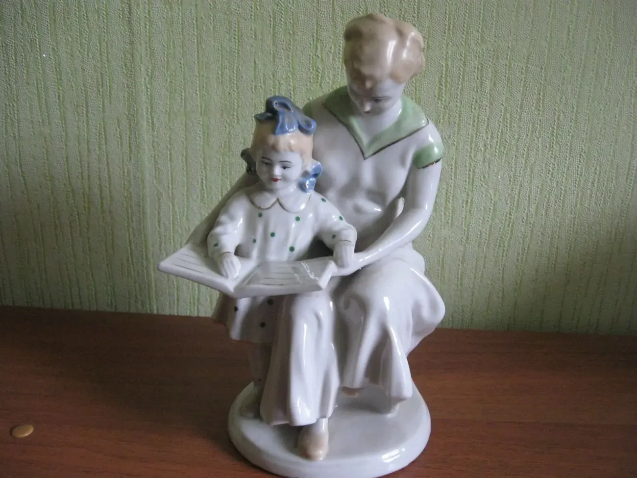 Антікварна порцелянова статуетка Перша книга, ЗКХ Полонне