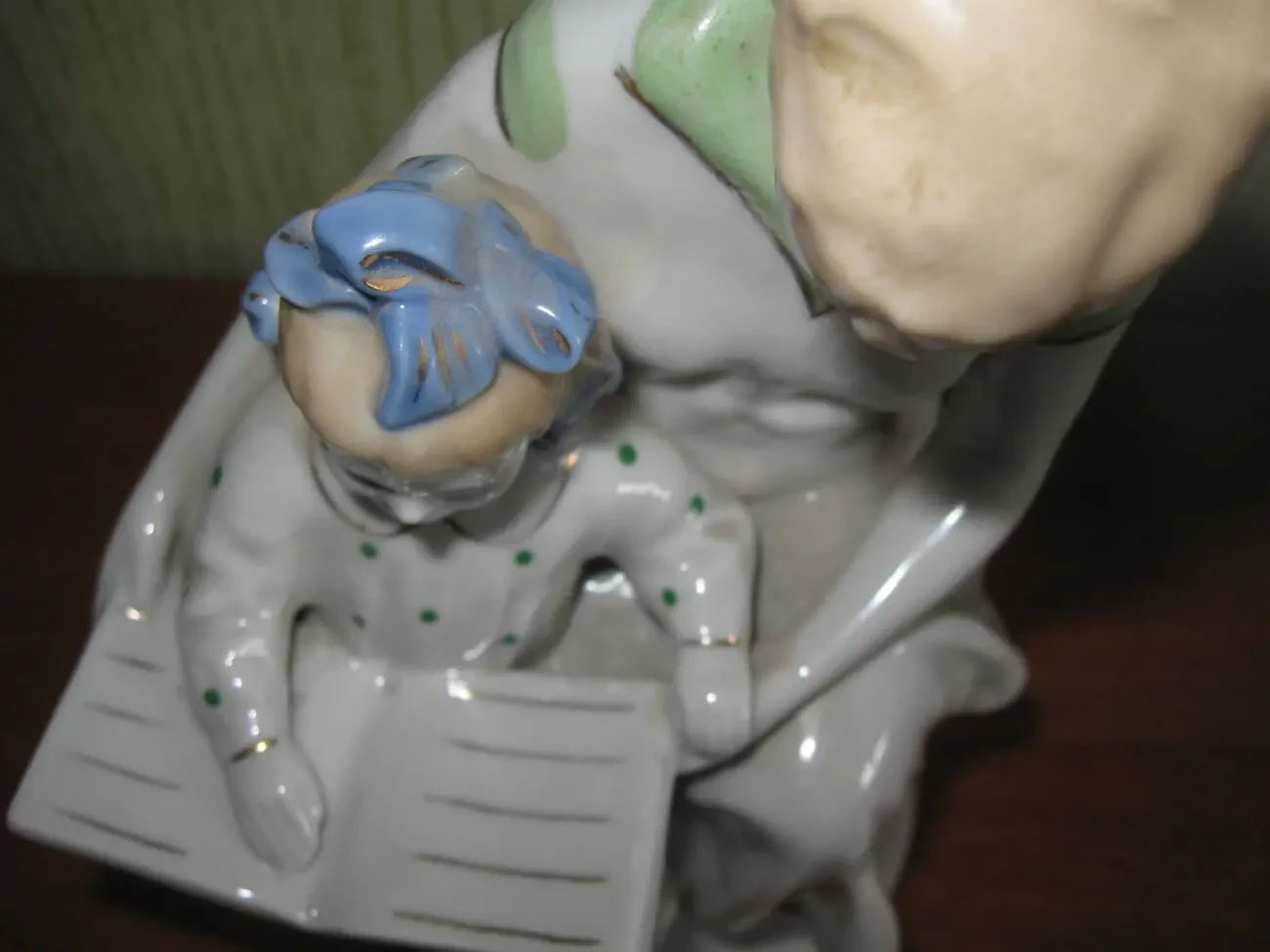 Антікварна порцелянова статуетка Перша книга, ЗКХ Полонне 4