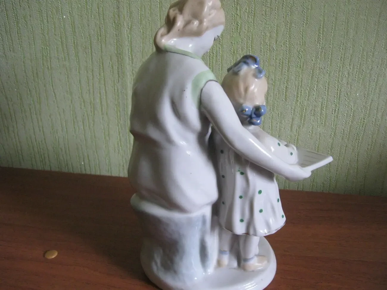 Антікварна порцелянова статуетка Перша книга, ЗКХ Полонне 7