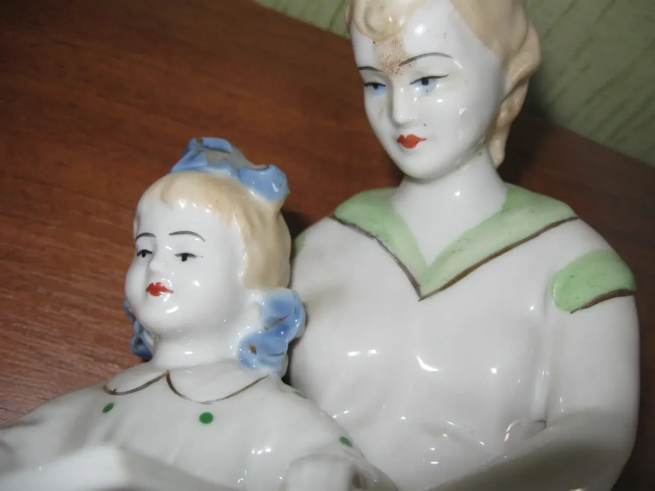 Антікварна порцелянова статуетка Перша книга, ЗКХ Полонне 5