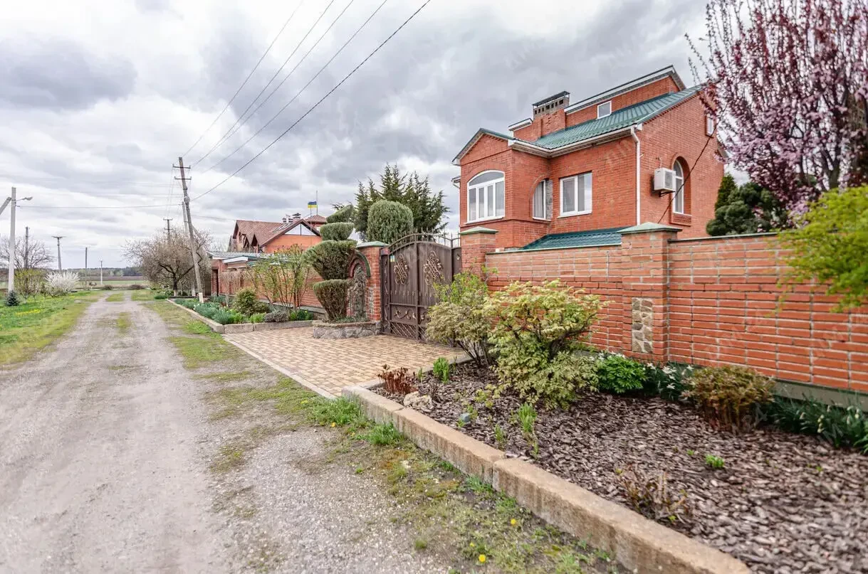 Унікальна садиба в селі Залізничне 2