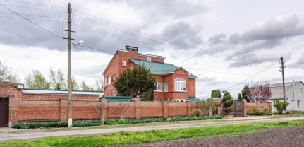 Унікальна садиба в селі Залізничне