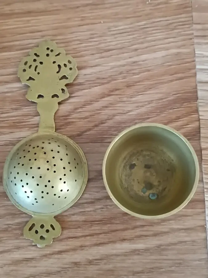 Антикварне ситечко для чаю в стилі бароко з чашею. 3