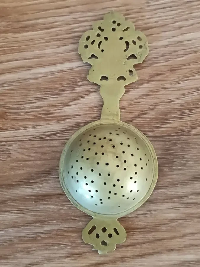 Антикварне ситечко для чаю в стилі бароко з чашею. 4