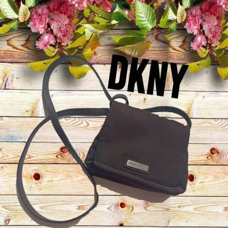 DKNY Сумка женская кросс боди шоколадного цвета нейлон
