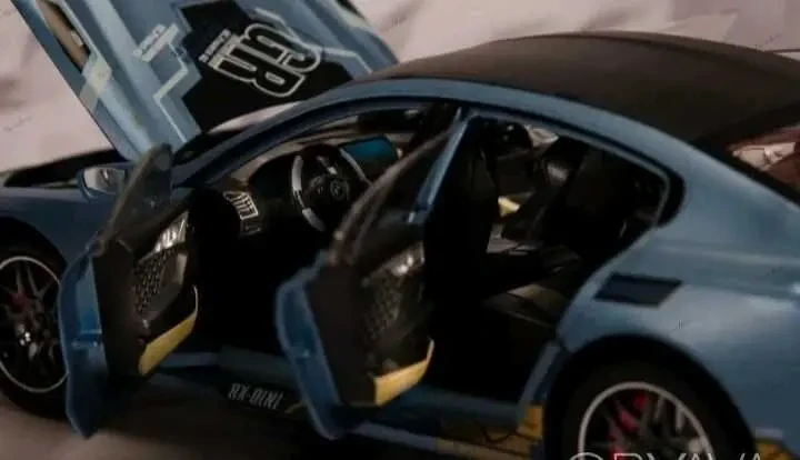 Модель автомобиля в масштабе 1:24 Bmw m8 8