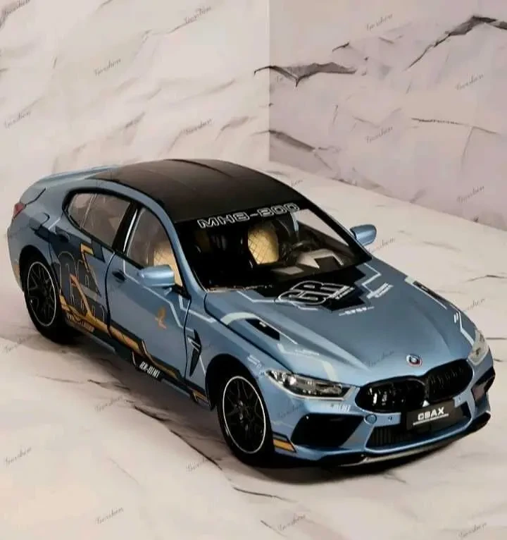 Модель автомобиля в масштабе 1:24 Bmw m8