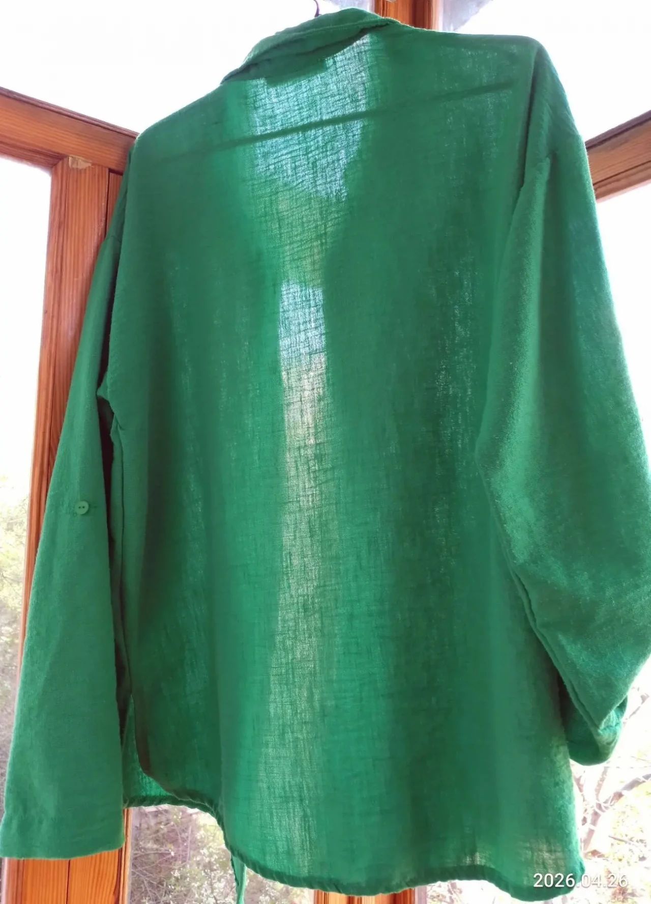 Блузка рубашка зеленая 12 м, вискоза жатка, пуговицы, летняя, ровная 2
