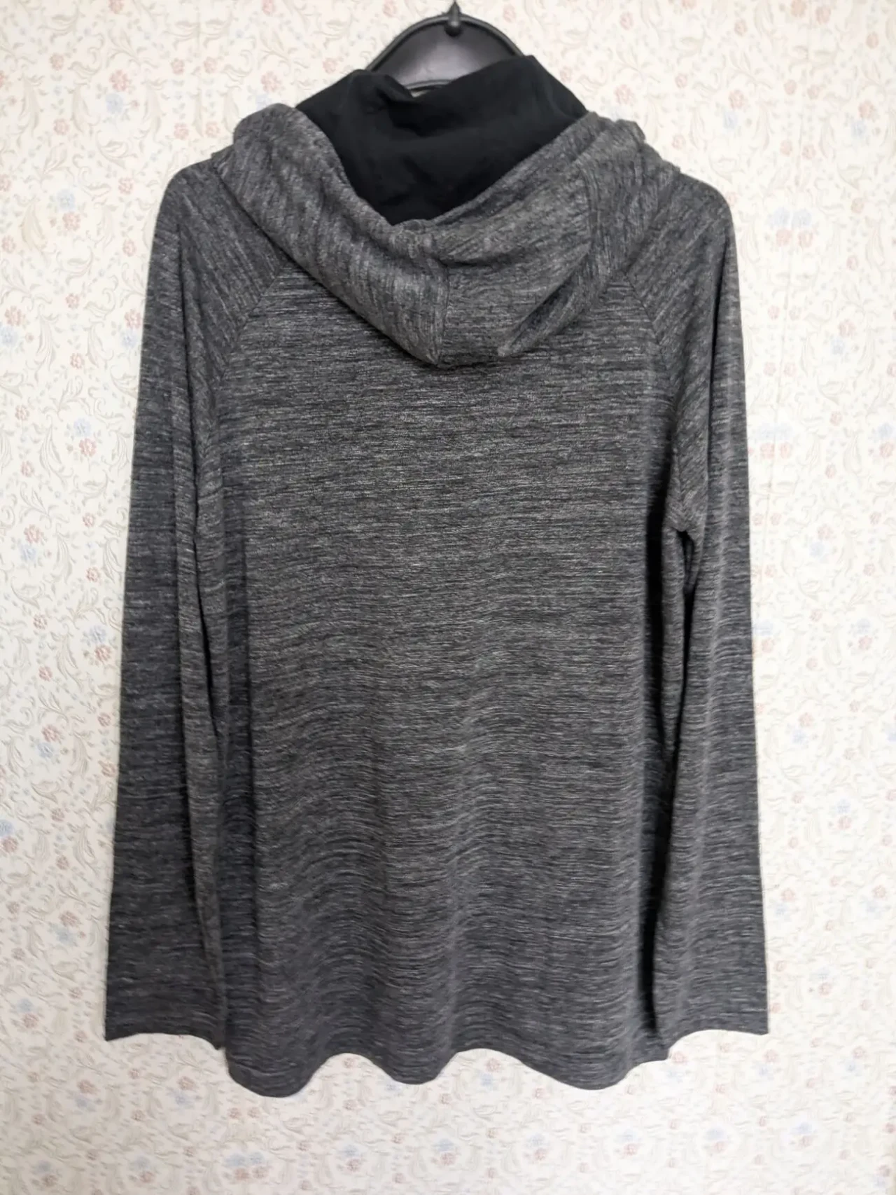 Спортивная лёгкая мужская кофта с капюшоном, серая. 7