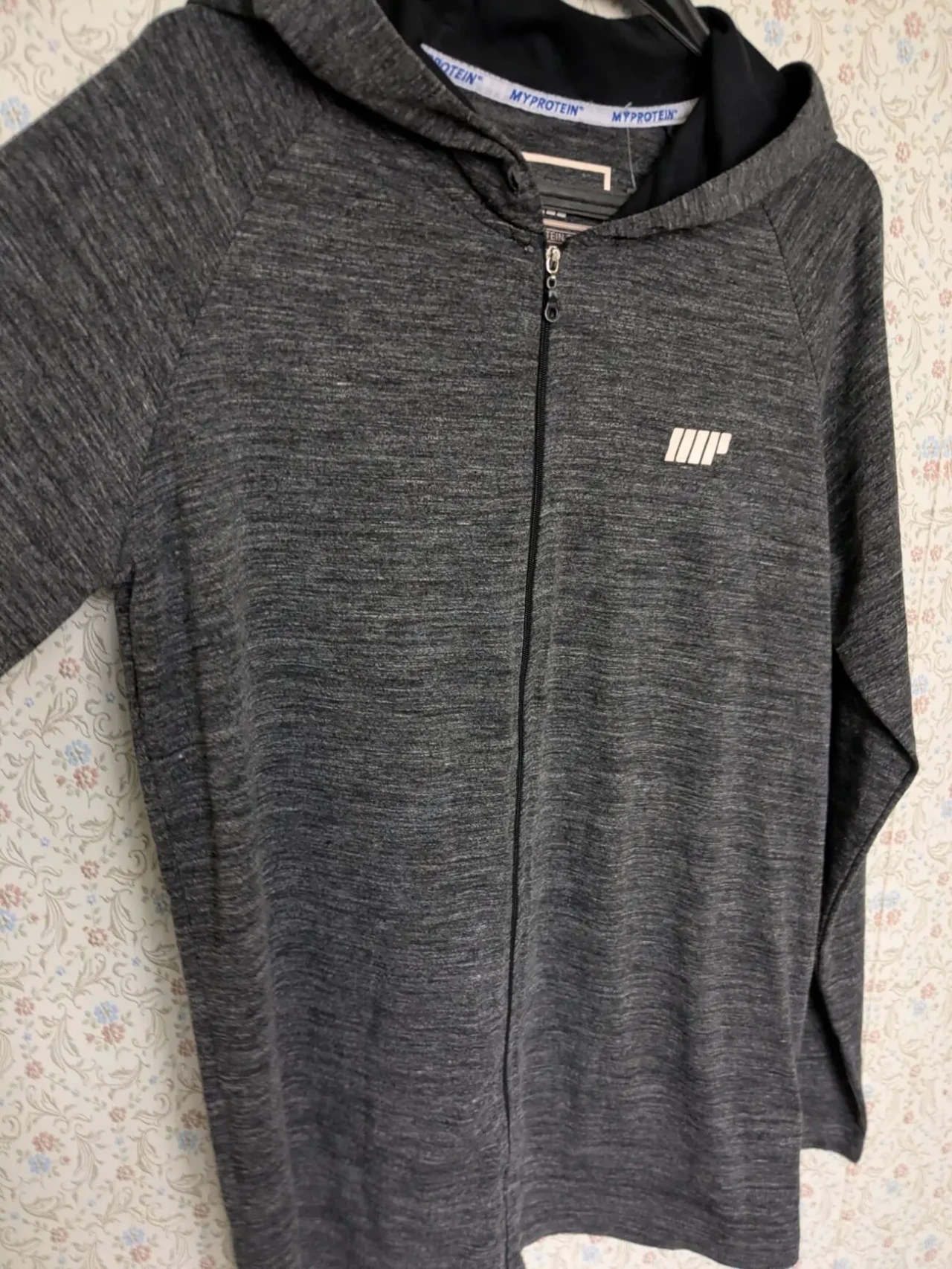 Спортивная лёгкая мужская кофта с капюшоном, серая. 3