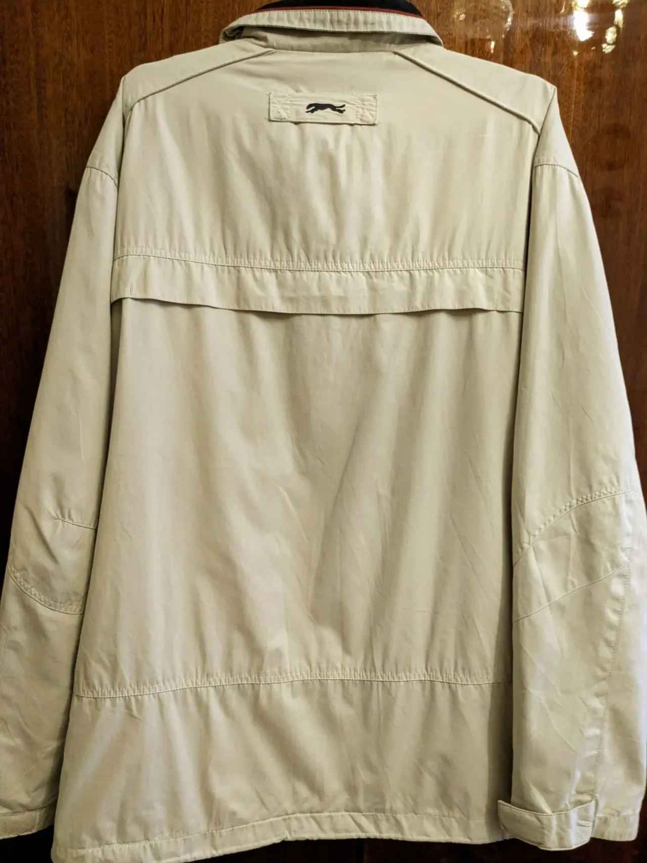 Мужская лёгкая весенняя куртка ветровка, много карманов, бежевая. 10