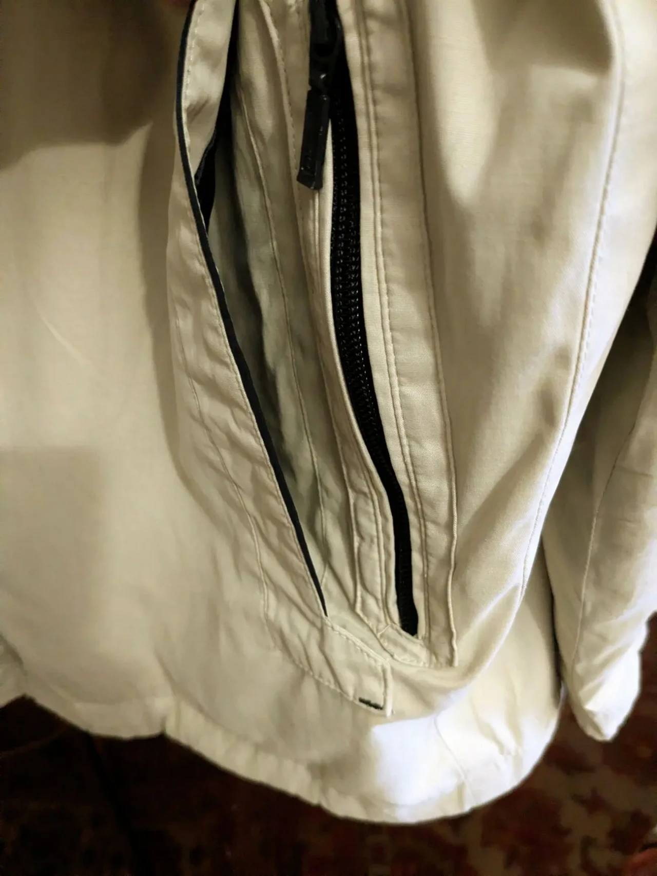 Мужская лёгкая весенняя куртка ветровка, много карманов, бежевая. 7