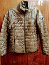 Женская легкая стеганная куртка.