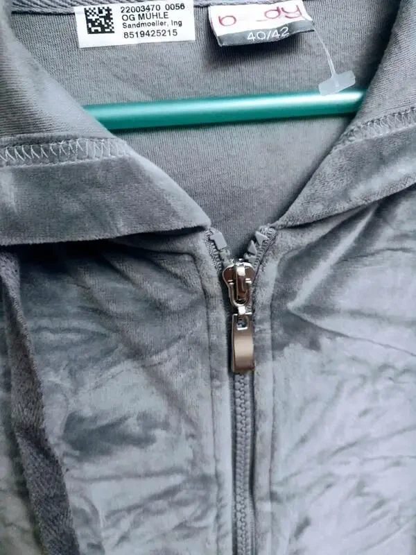 Женская велюровая кофта с капюшоном. 2