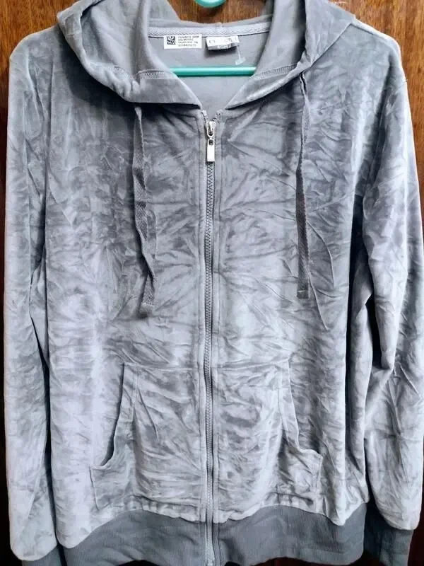 Женская велюровая кофта с капюшоном.