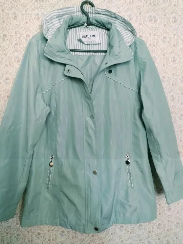 Лёгкая женская куртка на весну с капюшоном. SATURN