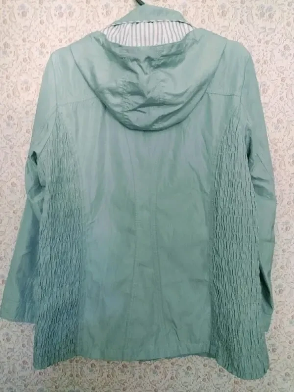 Лёгкая женская куртка на весну с капюшоном. SATURN 5