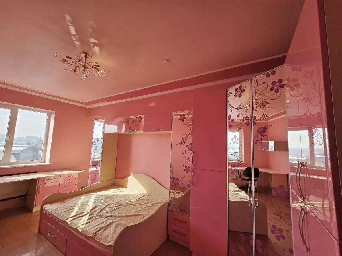 Продаж 3-кімн. квартири з сучасн.дизайн. ремонтом вул.Залізнична 6