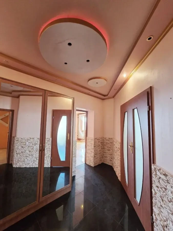 Продаж 3-кімн. квартири з сучасн.дизайн. ремонтом вул.Залізнична 3
