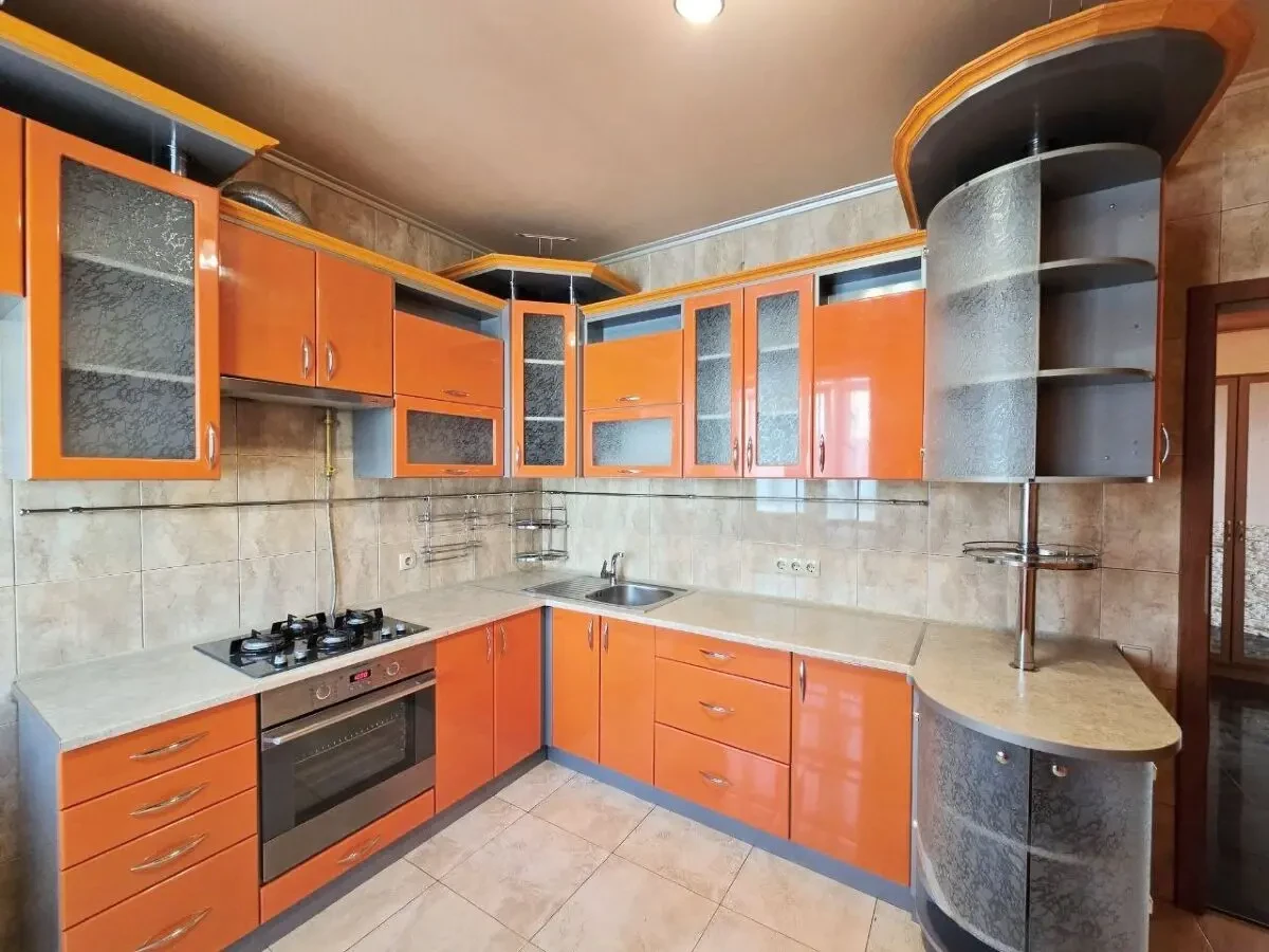 Продаж 3-кімн. квартири з сучасн.дизайн. ремонтом вул.Залізнична 8