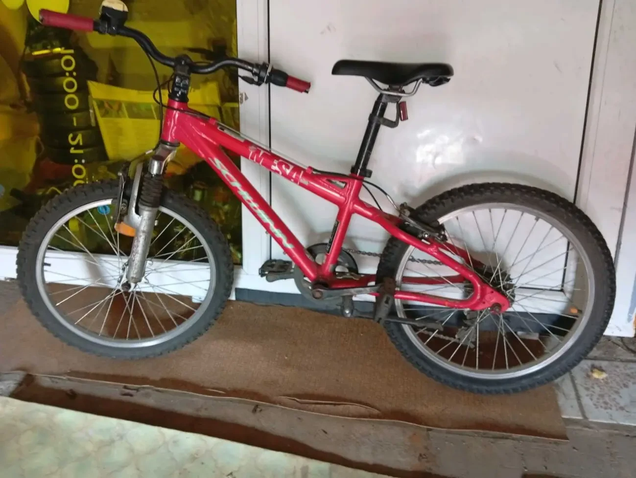 Дитячий велосипед Schwinn Mesa з 20-дюймовими колесами.