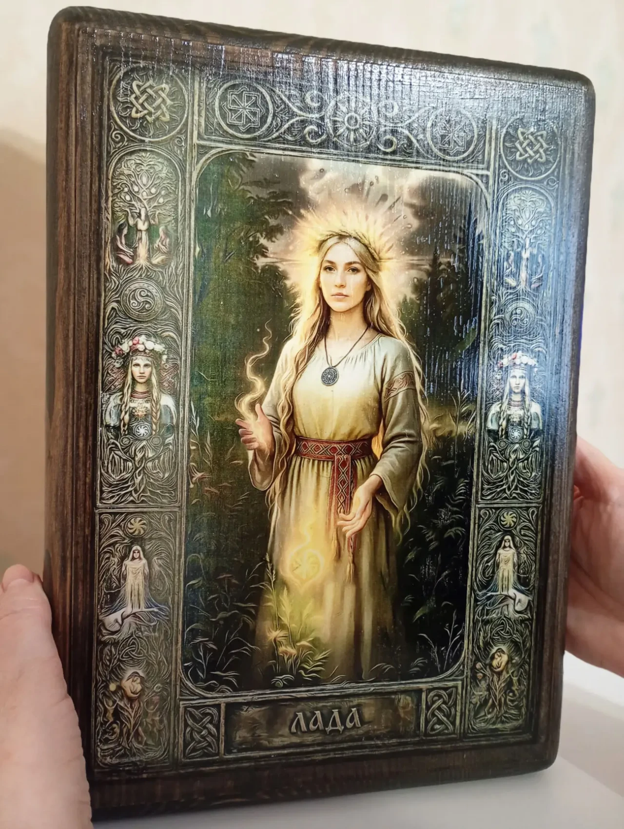 Образ Богині Лади на дереві 2