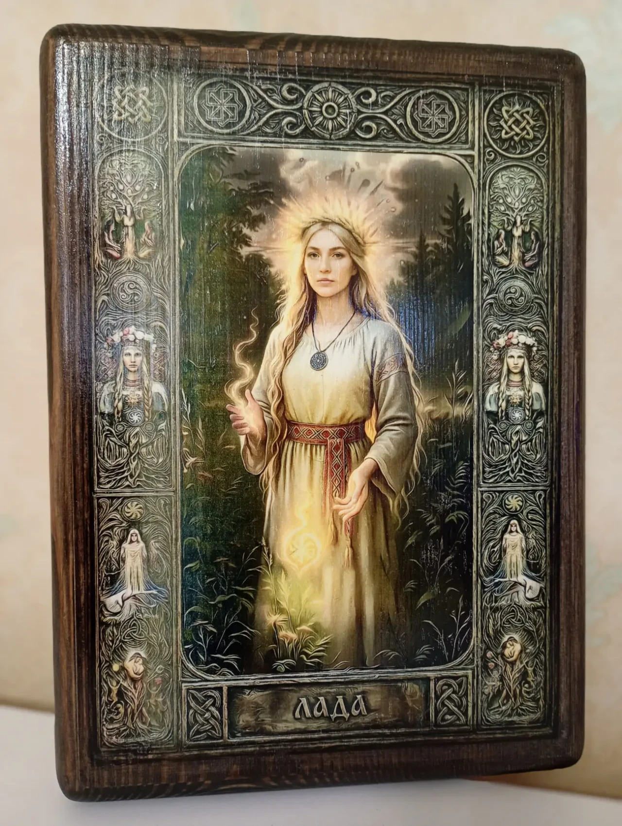 Образ Богині Лади на дереві 5