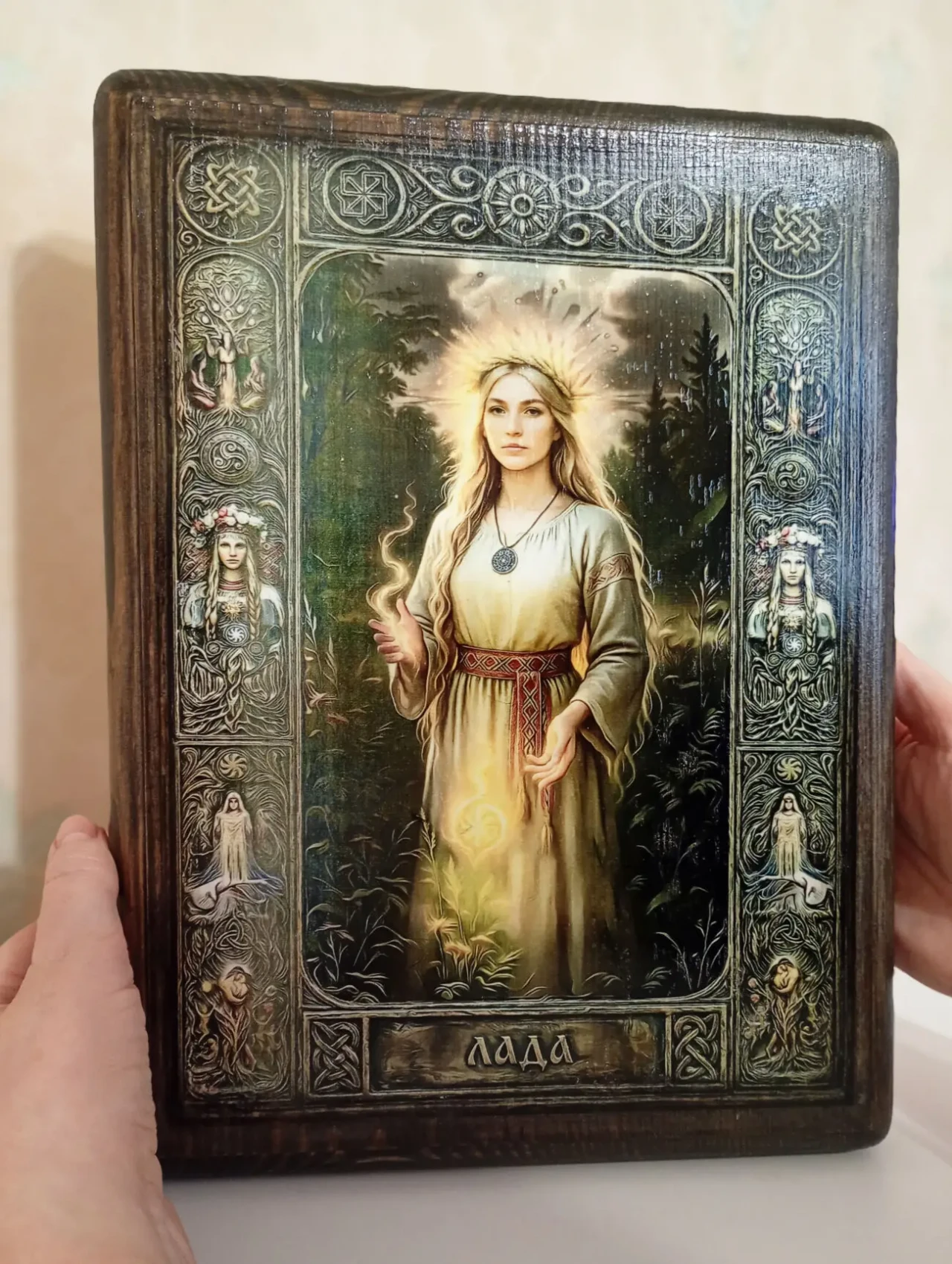 Образ Богині Лади на дереві 4