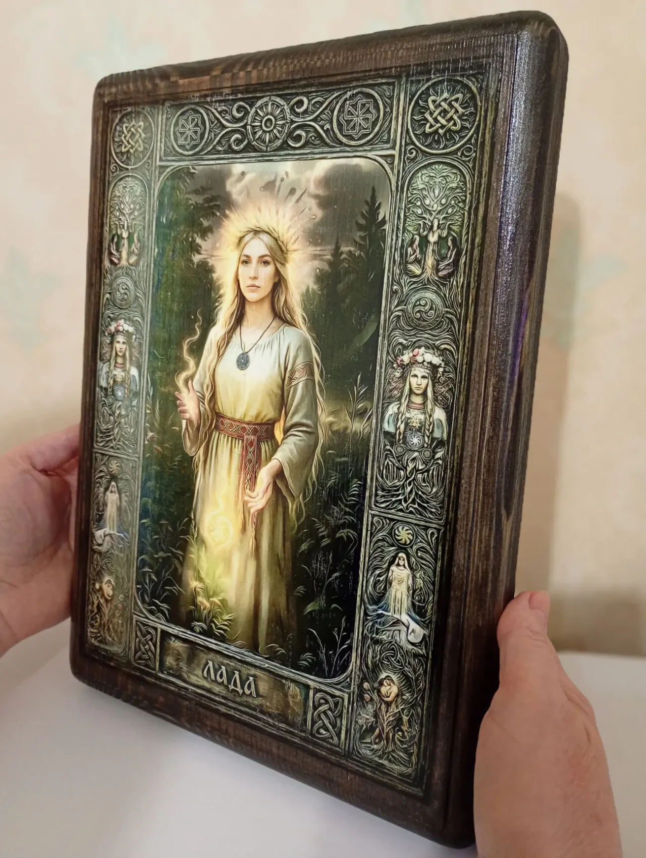 Образ Богині Лади на дереві 3