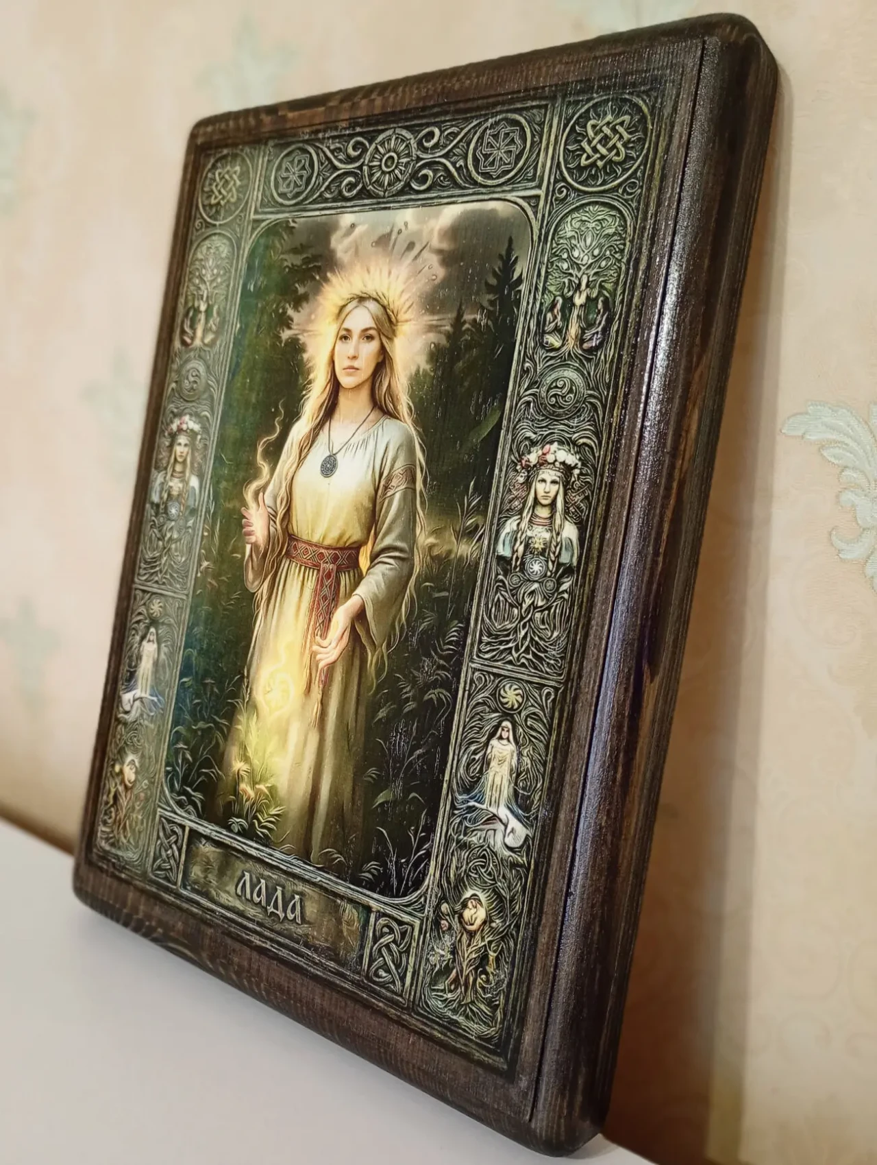 Образ Богині Лади на дереві