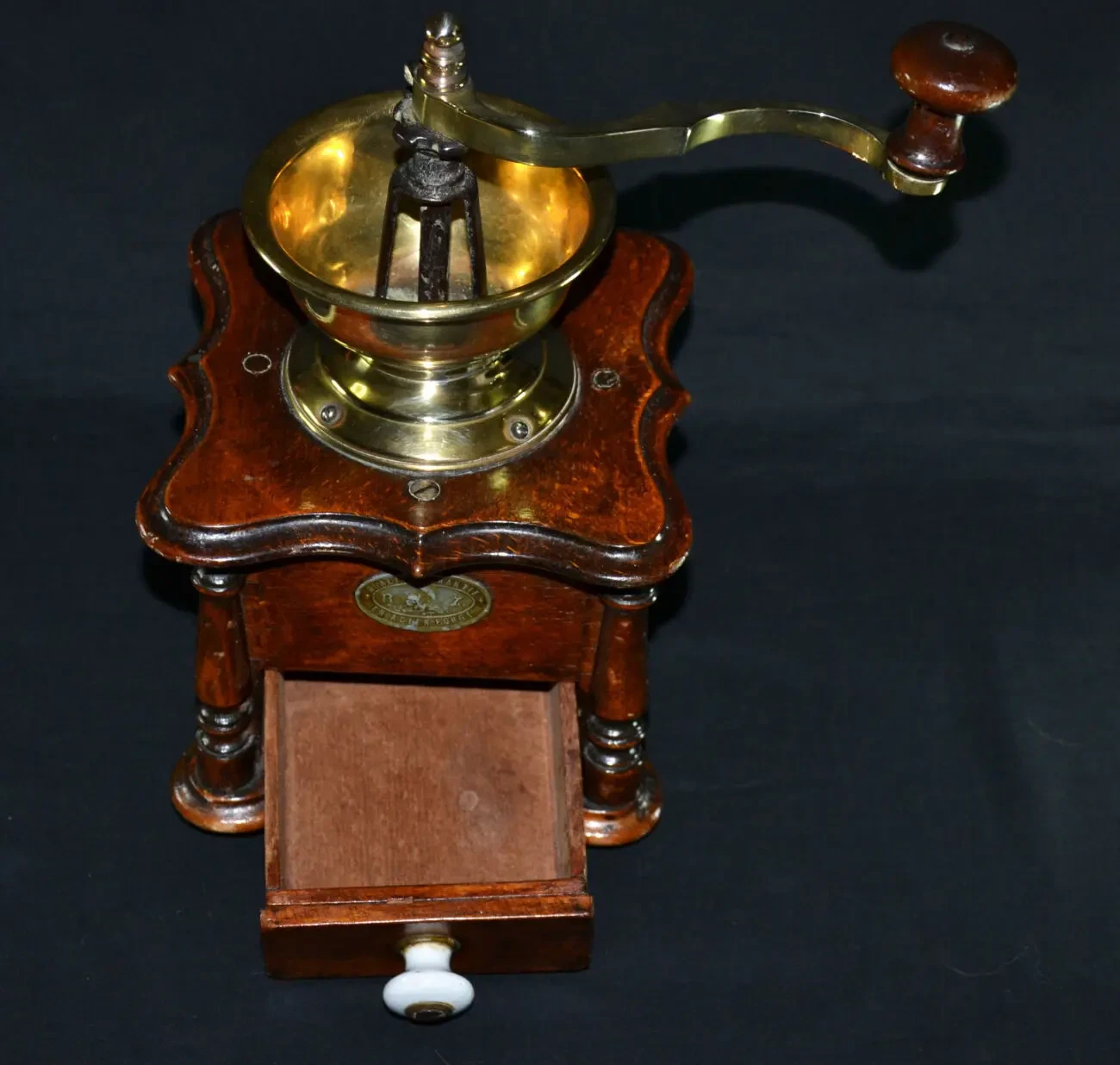 Антикварная деревянная кофемолка от Harhaus 2