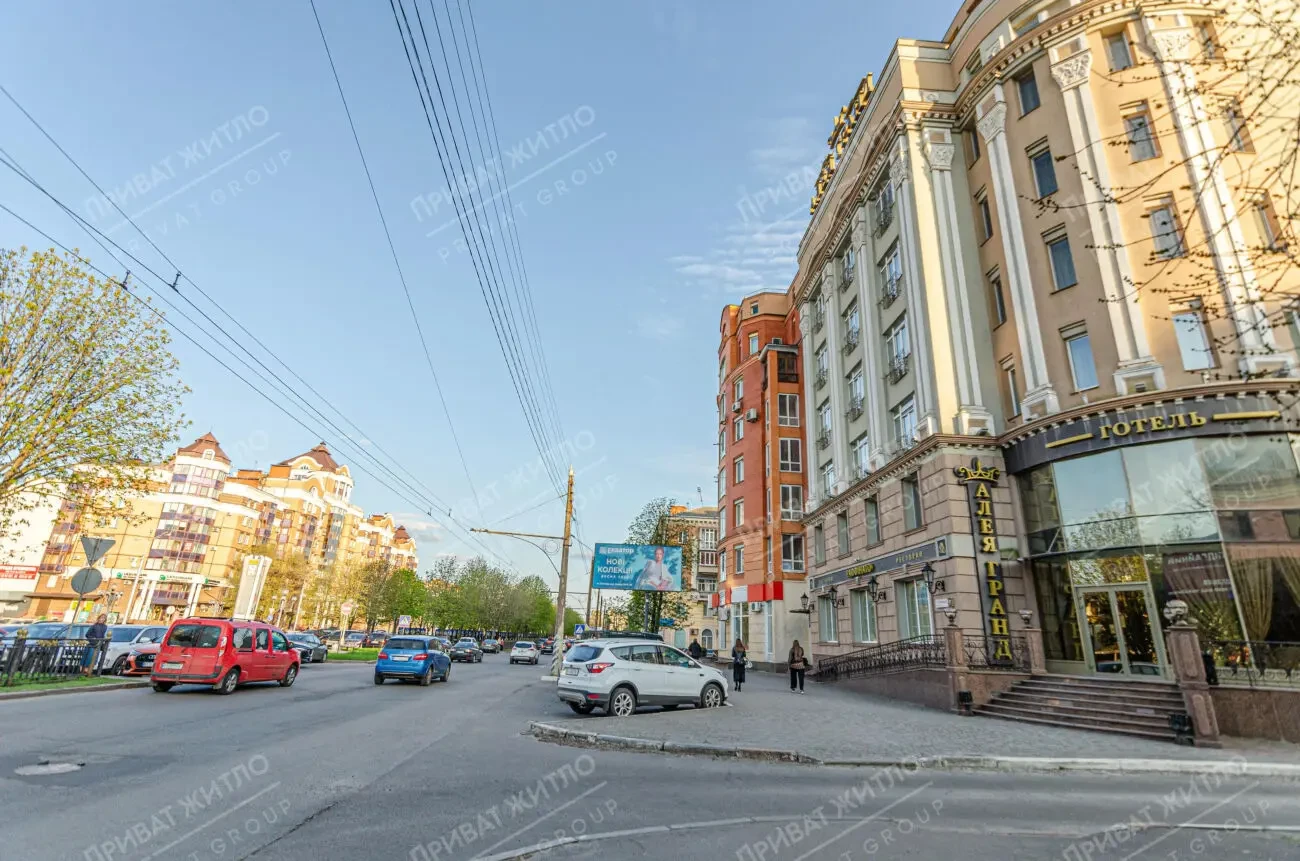 Комерційне приміщення в центрі міста навпроти Листопада