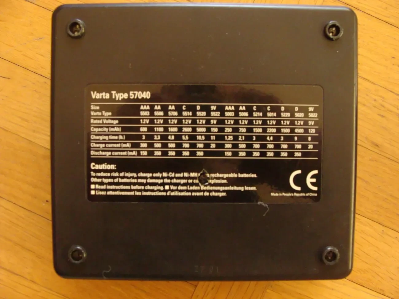 Зарядне Varta 57040 для акумуляторів NiMh/NiCd АА,ААА,С,D,R22 крона 2