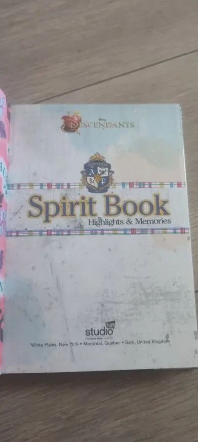 Spirit Book Highlights  Memories Disney Descendants 2