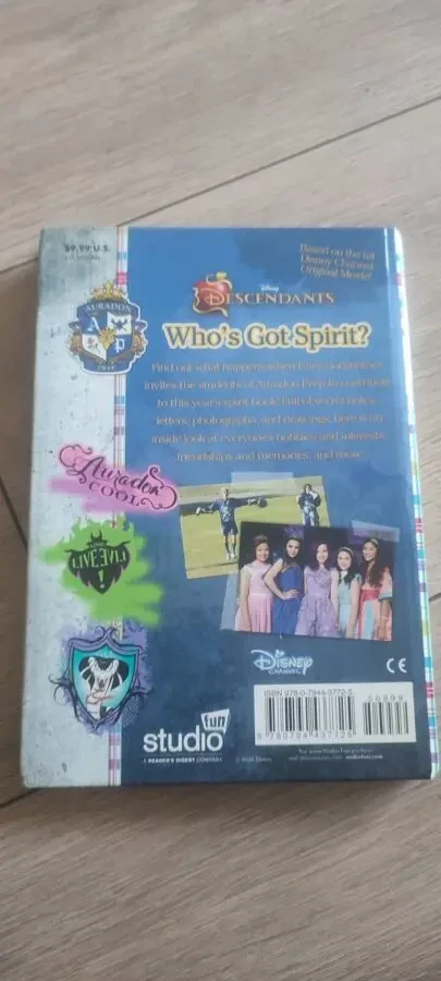 Spirit Book Highlights  Memories Disney Descendants 9