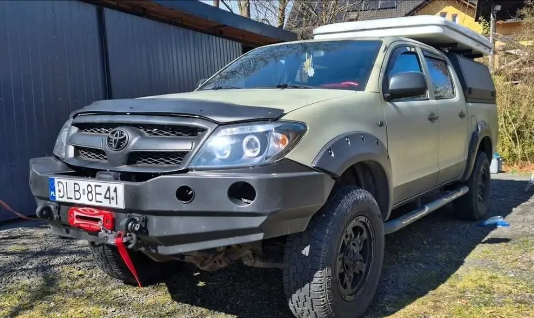 продам toyota hilux для військових 10